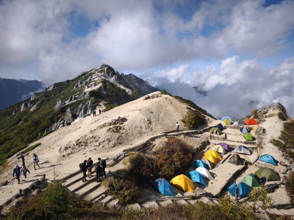 燕山荘から燕岳を望む