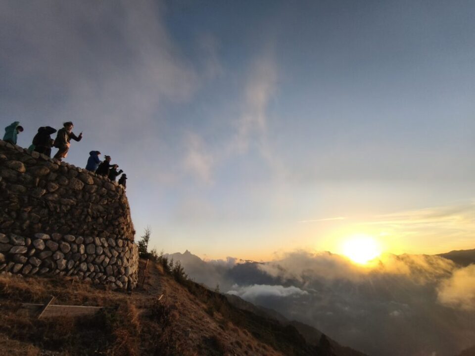 燕山荘で夕陽を眺める