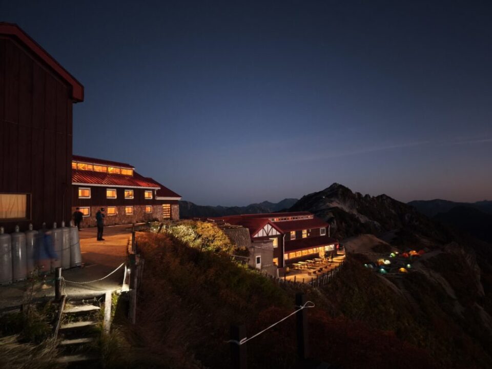 早朝の燕山荘