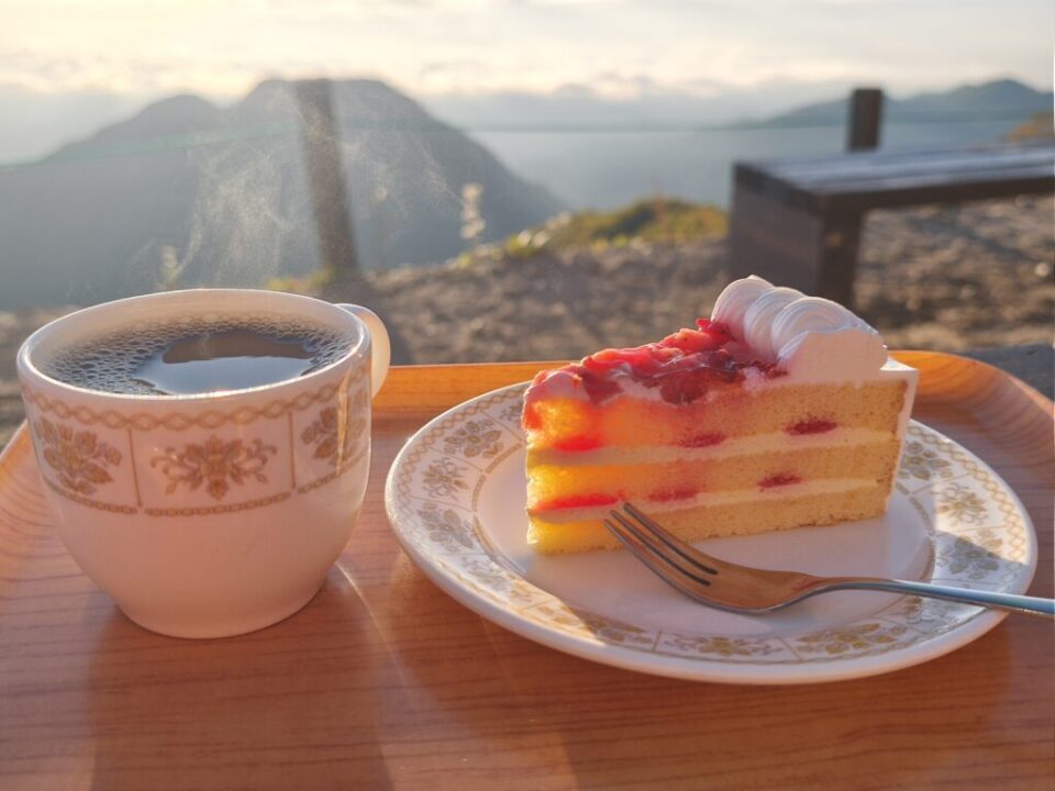 清々しい日の出を眺めならケーキセット