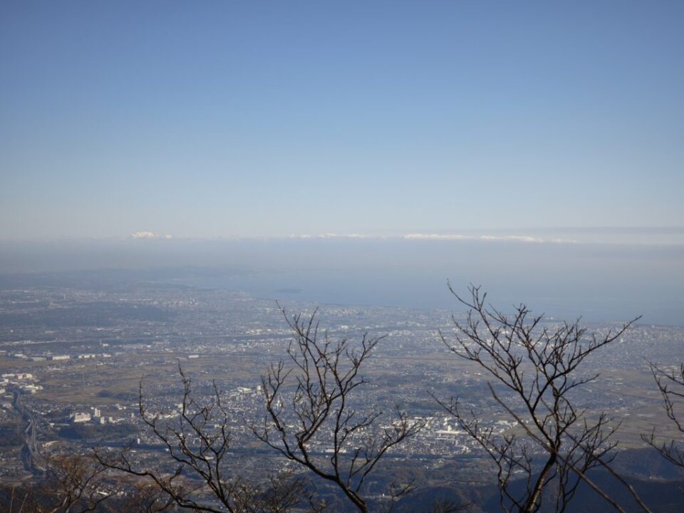 大山山頂から相模湾を望む