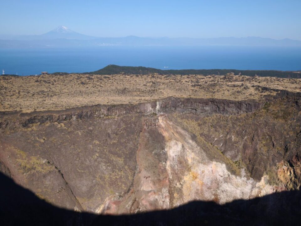 三原山火口と富士山