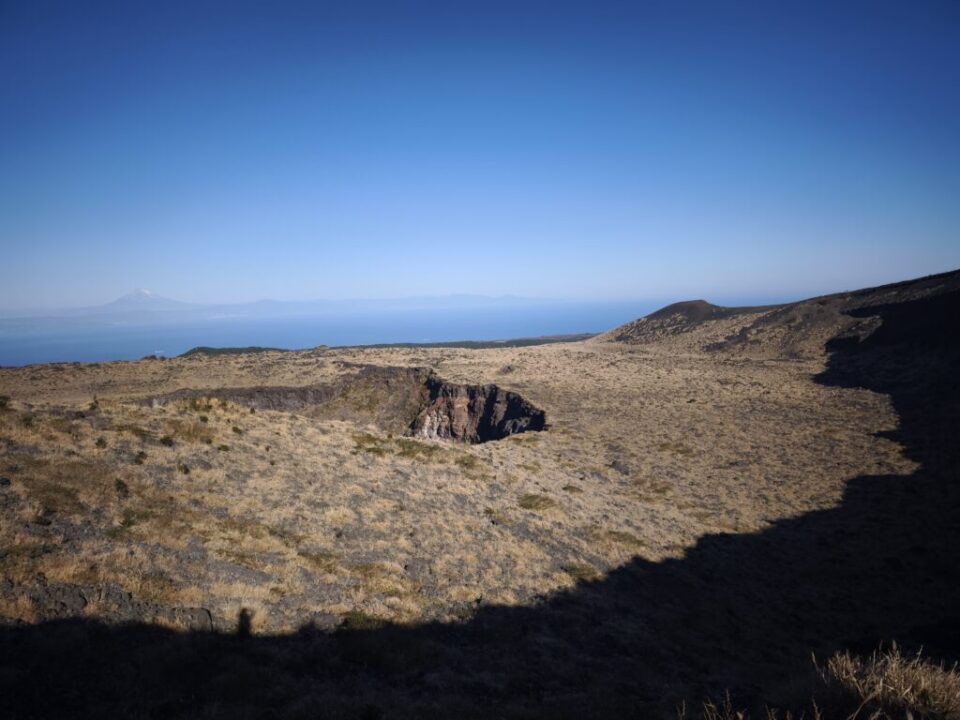 三原山火口と富士山