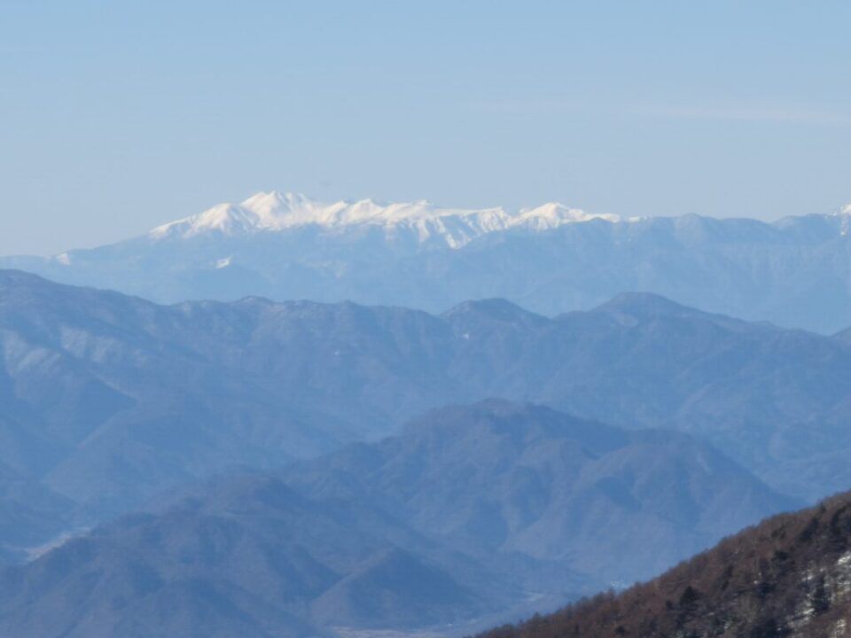 左の山が乗鞍岳