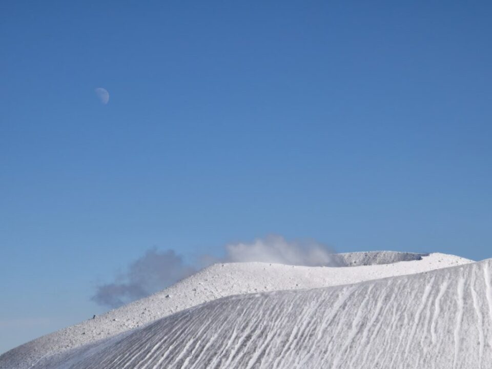 浅間山山頂からは噴煙が見えます