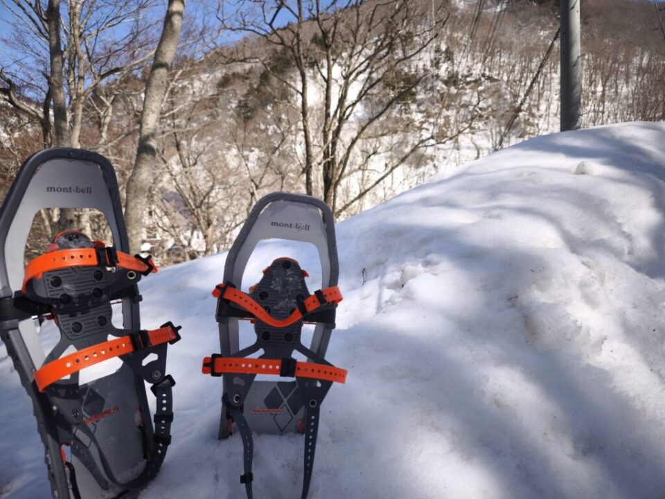 土合橋バス停先でスノーシューを履く