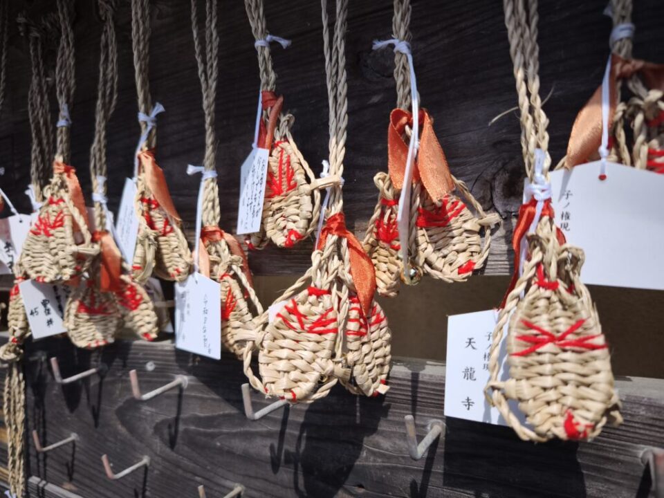 子ノ権現の絵馬は小さなわらじです