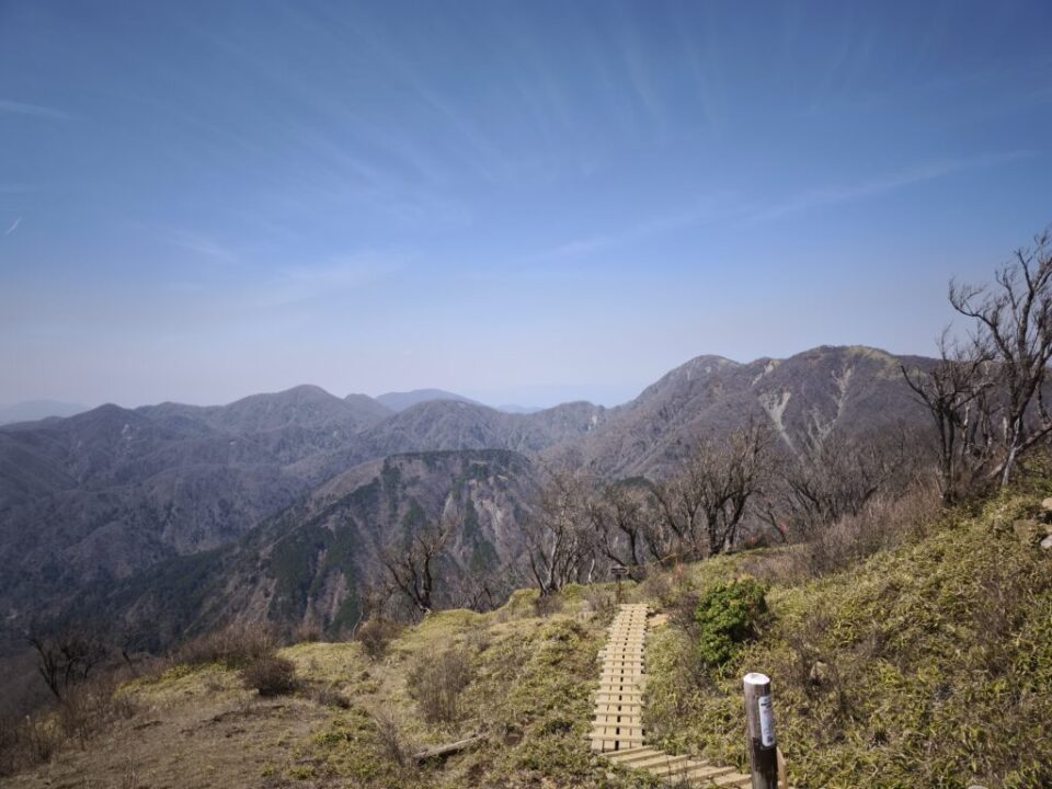 塔ノ岳山頂から丹沢山を望む