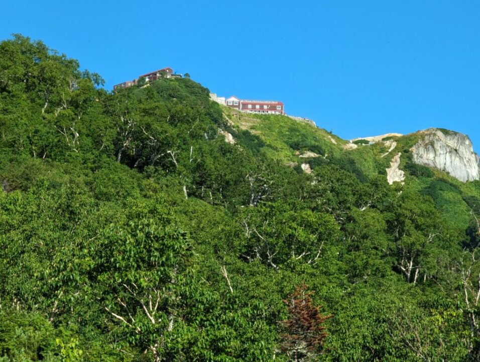 合戦沢の頭から燕山荘を望みます
